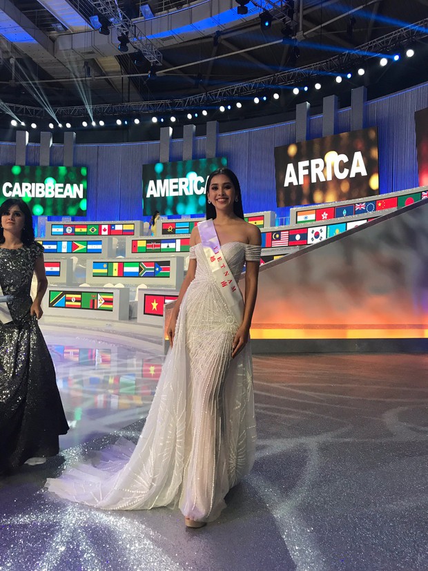 Tiểu Vy cùng mẹ cầm cờ Tổ quốc, rạng rỡ ghi lại khoảnh khắc đáng nhớ trên sân khấu chung kết Miss World 2018 - Ảnh 2.