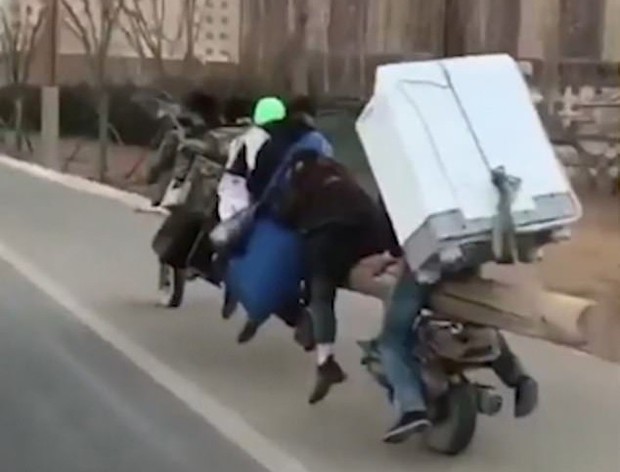 Xe máy thân gỗ chở 7 người lao vun vút trên đường Trung Quốc - Ảnh 1.