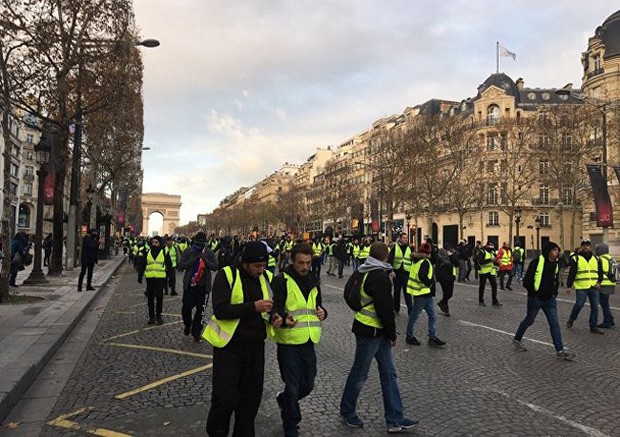 Thủ đô Pháp mịt mù hơi cay, cảnh sát bắt hàng trăm người biểu tình - Ảnh 4.