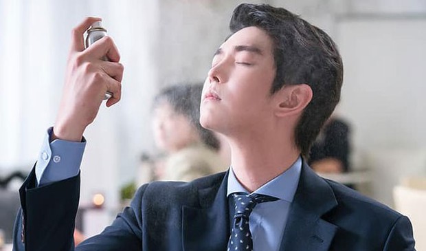 Xem “Cô Tiên Dọn Dẹp” của Kim Yoo Jung, khán giả lại chỉ để ý đến… cái bình xịt của nam chính - Ảnh 1.