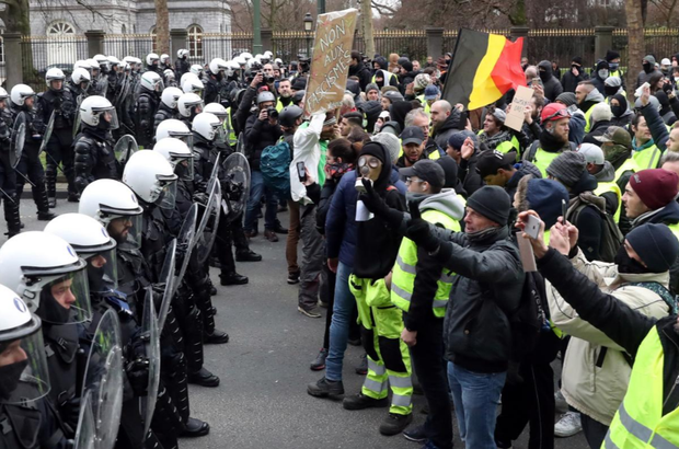 Ảnh: Cùng với Pháp, biểu tình ‘Áo vàng’ nổ ra ở Bỉ và Hà Lan - Ảnh 12.
