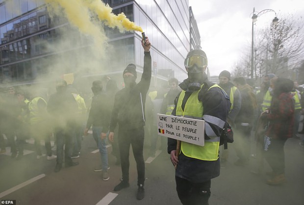 Ảnh: Cùng với Pháp, biểu tình ‘Áo vàng’ nổ ra ở Bỉ và Hà Lan - Ảnh 10.
