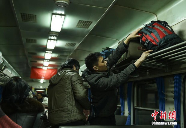 Muôn vàn cảm xúc của hàng triệu người dân Trung Quốc trong cuộc đại di cư về quê ăn Tết lớn nhất năm - Ảnh 3.