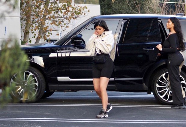 Kylie Jenner xuất hiện xinh đẹp, khoe vòng 3 nở nang sau khi sinh con - Ảnh 3.