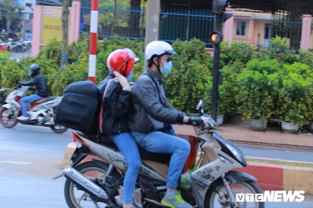 Hàng nghìn người vượt gần 1.000km trên xe máy về quê ăn Tết - Ảnh 2.