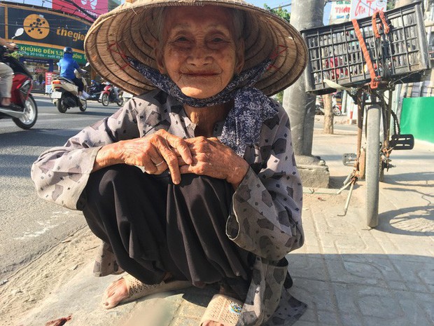 27 Tết, bà cụ ve chai vẫn miệt mài mưu sinh ở Sài Gòn mong đủ tiền mua gạo đón năm mới - Ảnh 2.