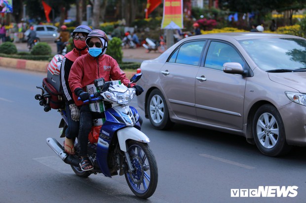 Hàng nghìn người vượt gần 1.000km trên xe máy về quê ăn Tết - Ảnh 4.