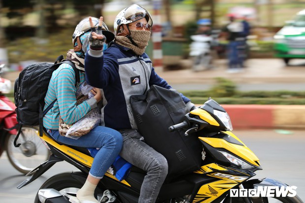 Hàng nghìn người vượt gần 1.000km trên xe máy về quê ăn Tết - Ảnh 6.
