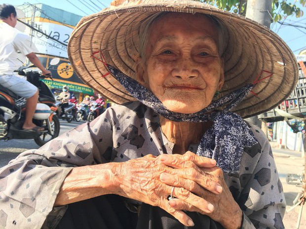27 Tết, bà cụ ve chai vẫn miệt mài mưu sinh ở Sài Gòn mong đủ tiền mua gạo đón năm mới - Ảnh 6.