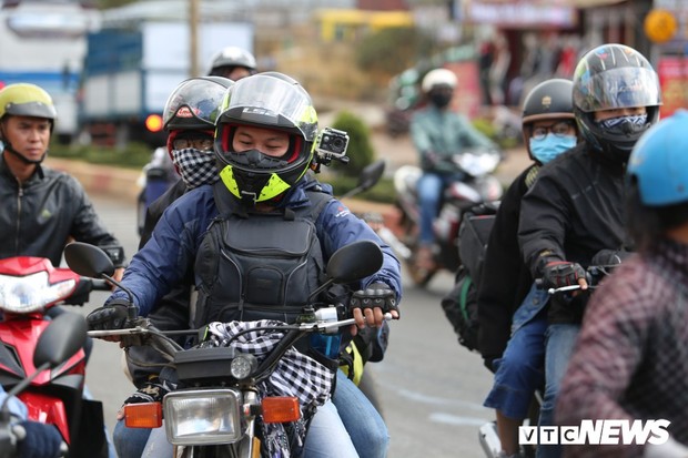 Hàng nghìn người vượt gần 1.000km trên xe máy về quê ăn Tết - Ảnh 8.