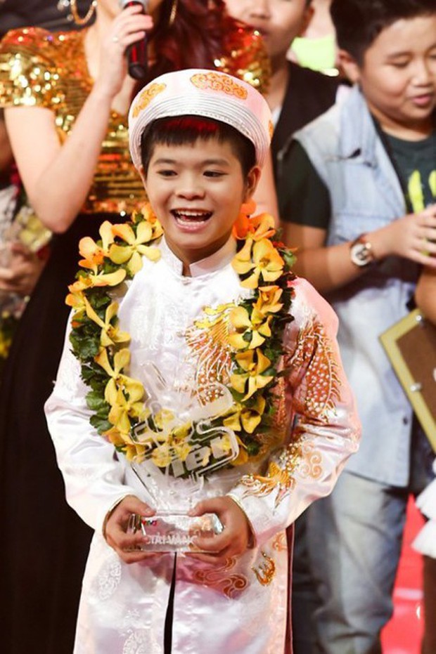 Đăng clip than ế ngày Valentine, Quang Anh (The Voice Kids) dính nghi vấn vừa thẩm mỹ bởi gương mặt khác lạ - Ảnh 4.