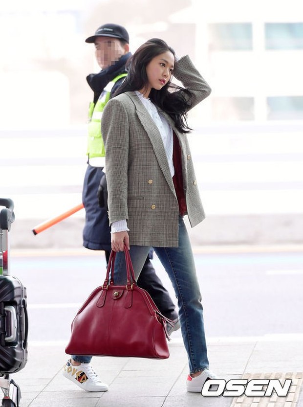 Dàn sao đổ bộ sân bay sau Tết: Mỹ nhân thế hệ mới đẹp rực rỡ, Hyuna và SEVENTEEN sang chảnh như đi catwalk - Ảnh 2.