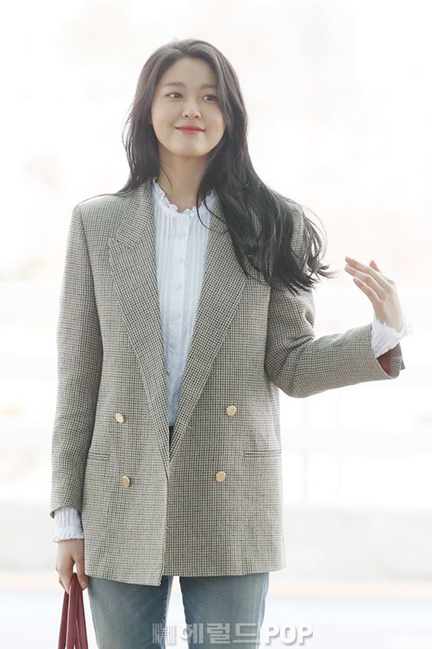 Dàn sao đổ bộ sân bay sau Tết: Mỹ nhân thế hệ mới đẹp rực rỡ, Hyuna và SEVENTEEN sang chảnh như đi catwalk - Ảnh 5.