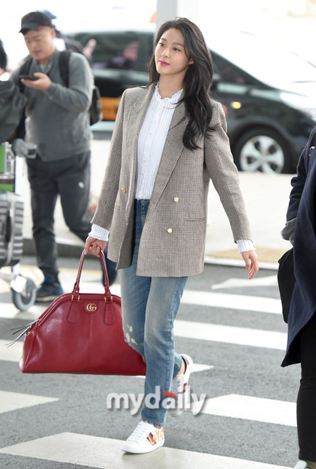 Dàn sao đổ bộ sân bay sau Tết: Mỹ nhân thế hệ mới đẹp rực rỡ, Hyuna và SEVENTEEN sang chảnh như đi catwalk - Ảnh 3.