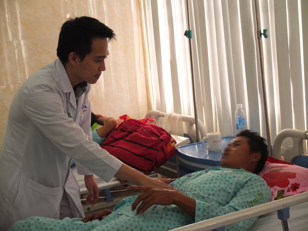 3 người đàn ông bị máy sục khí ở ao tôm cuốn bộ phận sinh dục - Ảnh 2.
