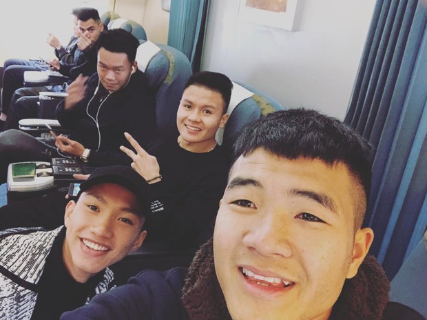 Fan đón U23 hạ cánh Sài Gòn cuồng nhiệt không khác gì sao Hàn! - Ảnh 19. Fan đón U23 hạ cánh Sài Gòn cuồng nhiệt không khác gì sao Hàn! - Ảnh 19.
