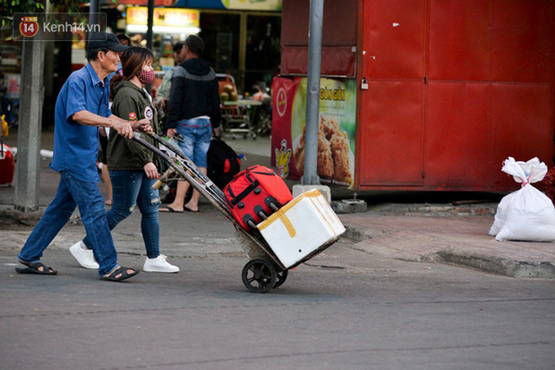 Người dân mang theo hành lí chất trên nóc ô tô, xe máy đổ về Hà Nội và Sài Gòn sau kì nghỉ Tết Nguyên đán kéo dài 1 tuần - Ảnh 31.