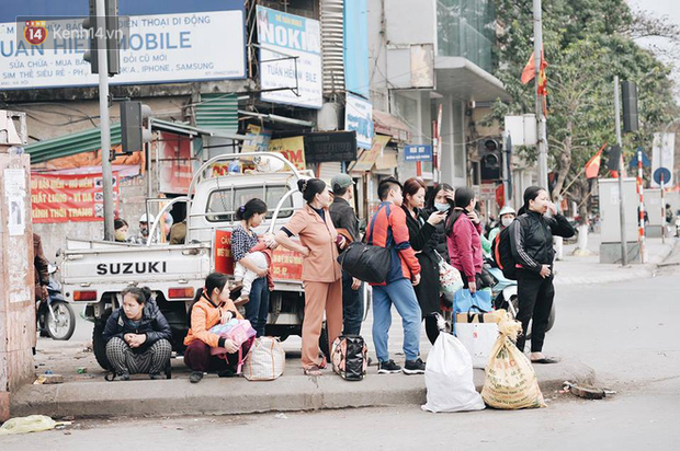 Người dân mang theo hành lí chất trên nóc ô tô, xe máy đổ về Hà Nội và Sài Gòn sau kì nghỉ Tết Nguyên đán kéo dài 1 tuần - Ảnh 25.