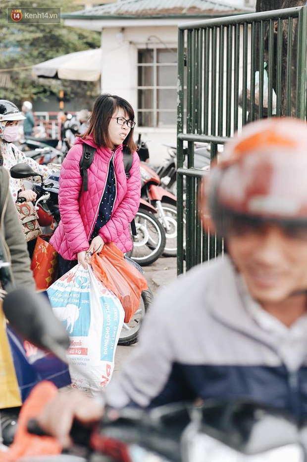 Người dân mang theo hành lí chất trên nóc ô tô, xe máy đổ về Hà Nội và Sài Gòn sau kì nghỉ Tết Nguyên đán kéo dài 1 tuần - Ảnh 28.