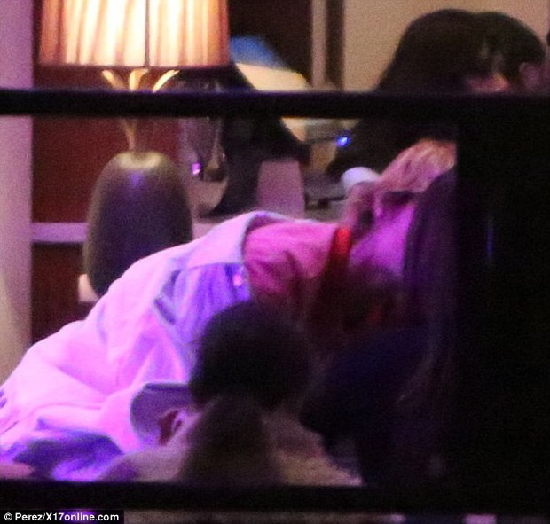 Selena Gomez khoe mặt mộc xinh tươi trên đường dự đám cưới của bố chồng tương lai - Ảnh 4.