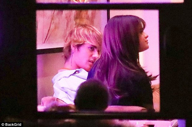 Selena Gomez khoe mặt mộc xinh tươi trên đường dự đám cưới của bố chồng tương lai - Ảnh 3.
