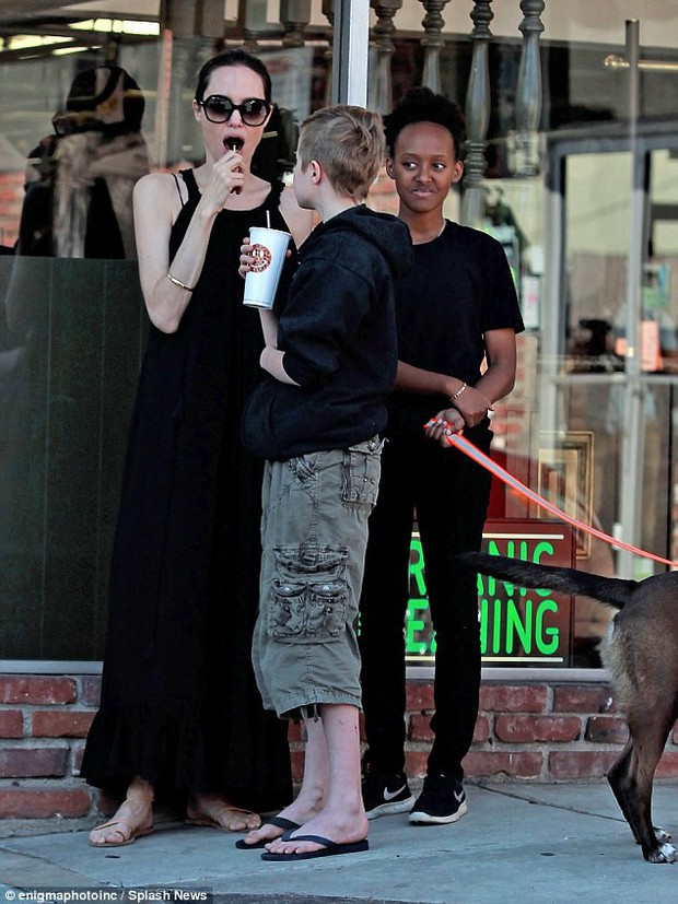 Angelina Jolie's daughter Shiloh is getting taller and more handsome - Photo 4.