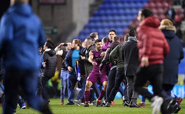 Man City bị loại khỏi FA Cup, Aguero vung tay đấm CĐV Wigan - Ảnh 4.