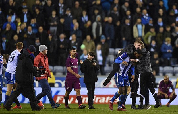 Man City bị loại khỏi FA Cup, Aguero vung tay đấm CĐV Wigan - Ảnh 3.