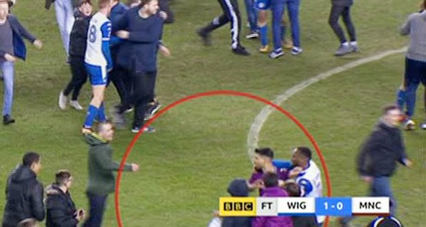 Man City bị loại khỏi FA Cup, Aguero vung tay đấm CĐV Wigan - Ảnh 5.