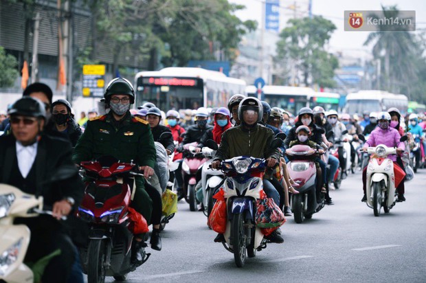 Người dân mang theo hành lí chất trên nóc ô tô, xe máy đổ về Hà Nội và Sài Gòn sau kì nghỉ Tết Nguyên đán kéo dài 1 tuần - Ảnh 10.