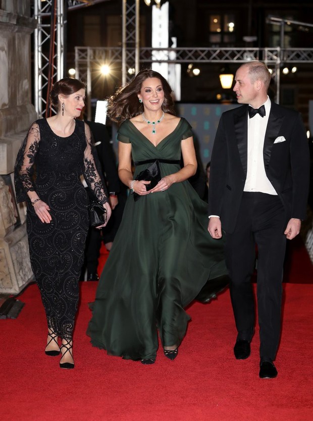 Tinh tế là vậy mà Công nương Kate Middleton vẫn bị chỉ trích khi diện lễ phục đến lễ trao giải BAFTA - Ảnh 3.