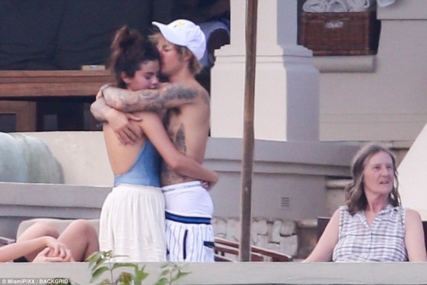 Hugging and kissing Selena passionately like the world was just the two of us, but Justin's butt was what caught the attention! - Photo 4.