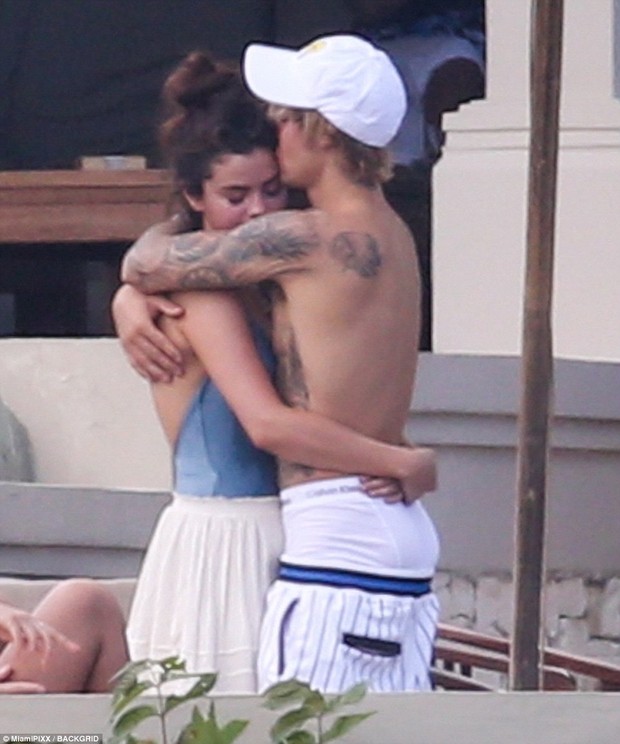 Hugging and kissing Selena passionately like the world was just the two of us, but Justin's butt was what caught the attention! - Photo 1.