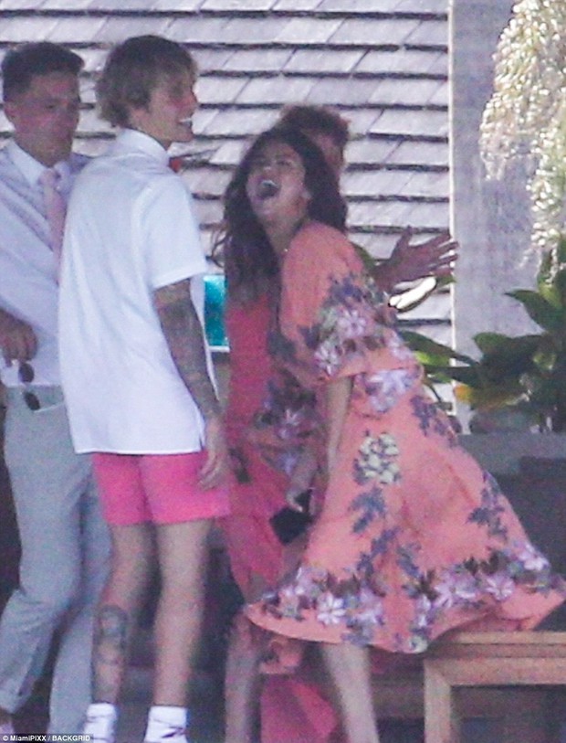 Hugging and kissing Selena passionately like the world was just the two of us, but Justin's butt was what caught the attention! - Photo 7.