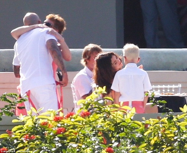 Hugging and kissing Selena passionately like the world was just the two of us, but Justin's butt was what caught the attention! - Photo 10.