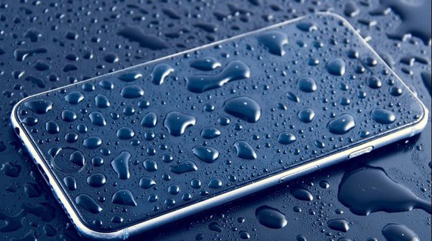 Tại sao smartphone chống nước cao cấp nhất cũng có lúc chết đuối trên cạn một cách tức tưởi? - Ảnh 1.