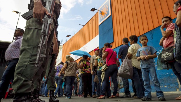 Tình cảnh cùng cực của người dân Venezuela: Sụt 11kg vì khủng hoảng kinh tế, phải bán tóc để mua nhu yếu phẩm - Ảnh 3.
