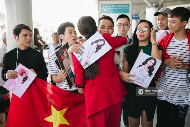 Hương Giang diện nguyên cây đồ đỏ rực, mang theo 105 kg trang phục đi chinh chiến Hoa hậu Chuyển giới Quốc tế - Ảnh 6.