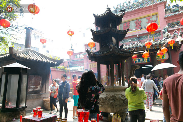 Chùm ảnh: Người dân đổ xô đến ngôi chùa lâu năm nhất Sài Gòn cúng vía Thần Tài - Ảnh 1.