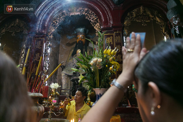Chùm ảnh: Người dân đổ xô đến ngôi chùa lâu năm nhất Sài Gòn cúng vía Thần Tài - Ảnh 4.