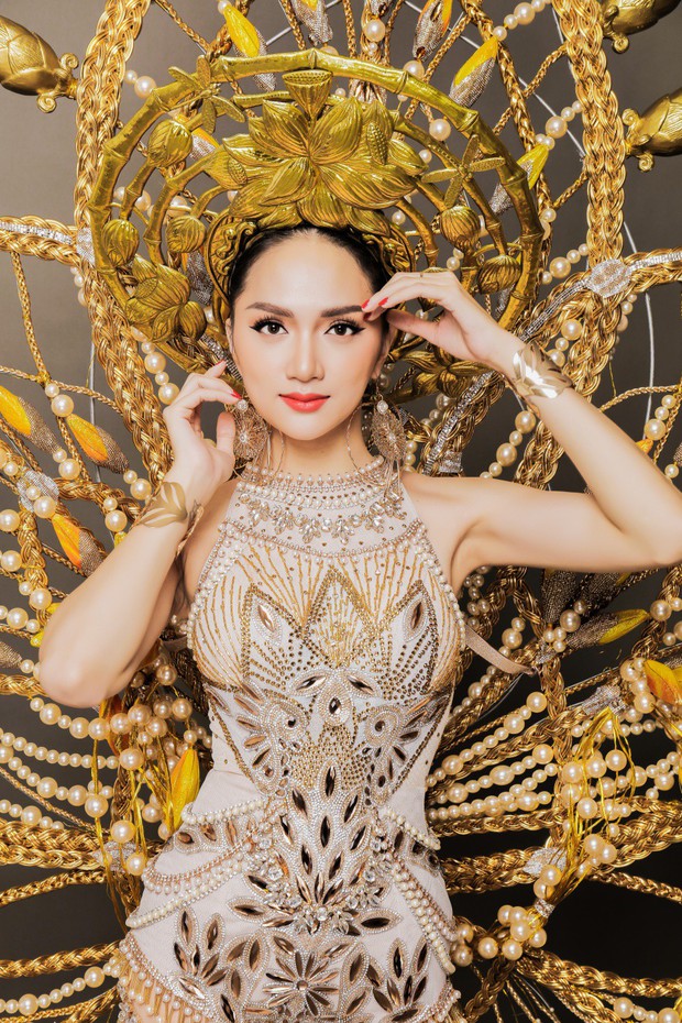 Chiêm ngưỡng bộ trang phục dân tộc độc đáo nặng tới 55 kg của Hương Giang tại Hoa hậu Chuyển giới Quốc tế - Ảnh 1.