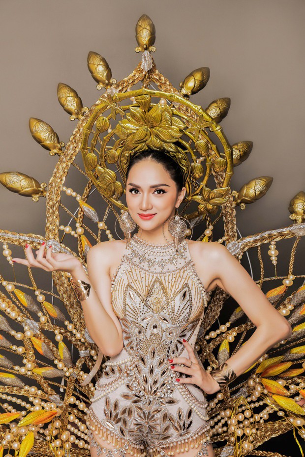 Chiêm ngưỡng bộ trang phục dân tộc độc đáo nặng tới 55 kg của Hương Giang tại Hoa hậu Chuyển giới Quốc tế - Ảnh 3.