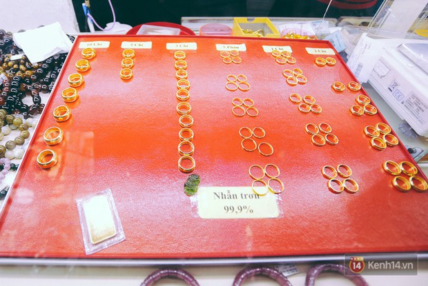 Người Sài Gòn đổ xô đi mua vàng ngày vía Thần tài, cửa hàng dán thông báo “hết vàng SJC” - Ảnh 2.