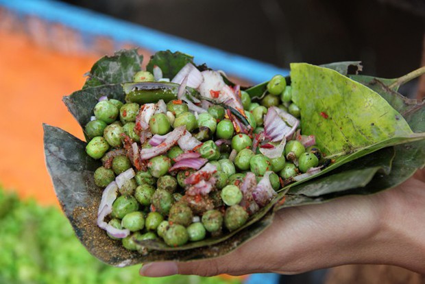 Món đậu Hà Lan dùng lá cây để xúc ăn khiến nhiều du khách ở Ấn Độ vô cùng thích thú - Ảnh 4.