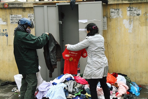 Cái kết buồn của tủ quần áo ai thừa ủng hộ, ai thiếu đến lấy ở Hà Nội: Người gom đồ từ thiện đi bán, người tặng cả áo rách, quần lót cũ - Ảnh 2.