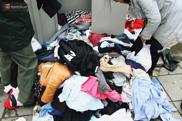 Cái kết buồn của tủ quần áo ai thừa ủng hộ, ai thiếu đến lấy ở Hà Nội: Người gom đồ từ thiện đi bán, người tặng cả áo rách, quần lót cũ - Ảnh 4. Cái kết buồn của tủ quần áo ai thừa ủng hộ, ai thiếu đến lấy ở Hà Nội: Người gom đồ từ thiện đi bán, người tặng cả áo rách, quần lót cũ - Ảnh 4.