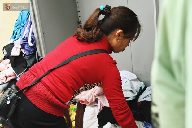 Cái kết buồn của tủ quần áo ai thừa ủng hộ, ai thiếu đến lấy ở Hà Nội: Người gom đồ từ thiện đi bán, người tặng cả áo rách, quần lót cũ - Ảnh 10. Cái kết buồn của tủ quần áo ai thừa ủng hộ, ai thiếu đến lấy ở Hà Nội: Người gom đồ từ thiện đi bán, người tặng cả áo rách, quần lót cũ - Ảnh 10.