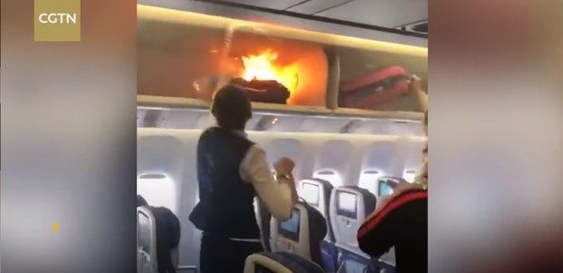 Sạc dự phòng phát nổ trên máy bay, hành khách hoảng sợ tháo chạy khi tiếp viên nhanh tay dập lửa - Ảnh 2.