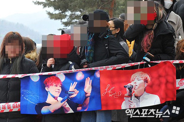 G-Dragon trùm kín mặt vẫn gây náo loạn, quân đội lập rào chắn kiên cố trước biển fan quốc tế tiễn anh nhập ngũ - Ảnh 23.