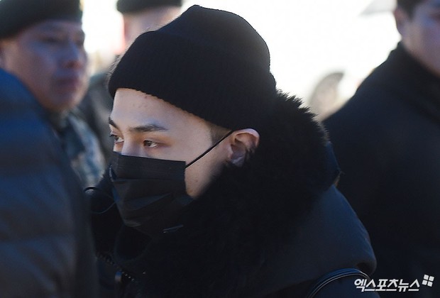 G-Dragon trùm kín mặt vẫn gây náo loạn, quân đội lập rào chắn kiên cố trước biển fan quốc tế tiễn anh nhập ngũ - Ảnh 15.